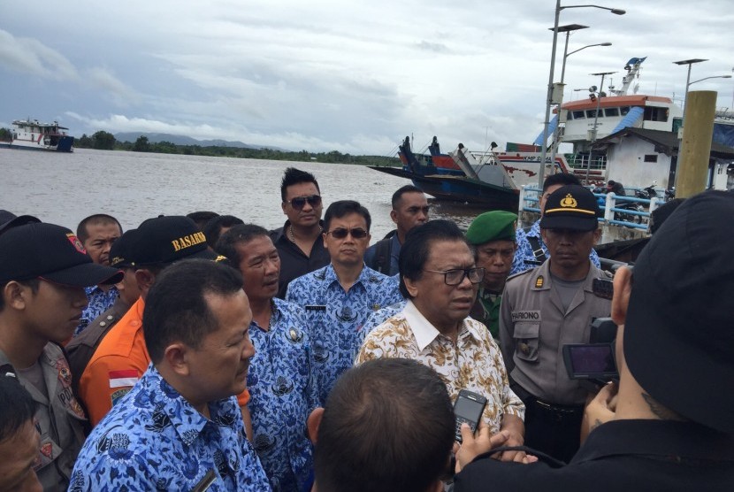 Wakil Ketua MPR Oesman Sapta saat memebrikan bantuan pada korban kecelakaan longboat indo kapuas
