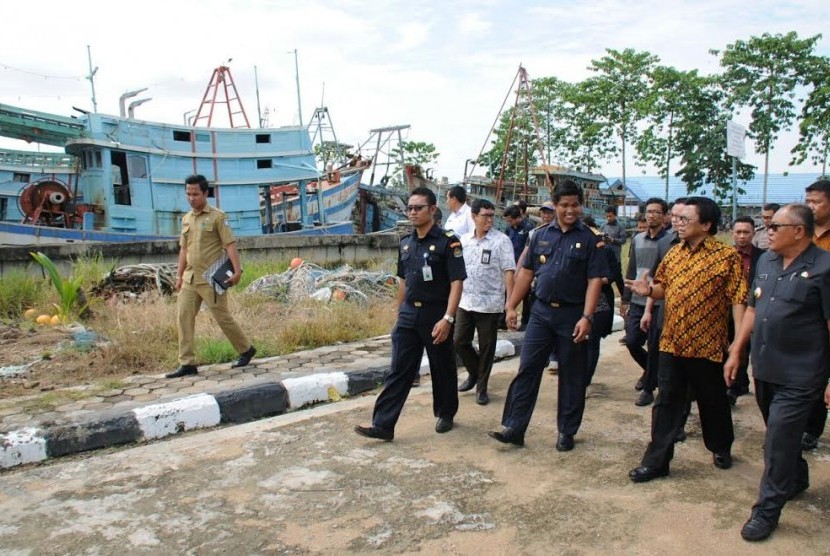 Wakil Ketua MPR Oesman Sapta saat mengunjungi  Stasiun Pengawasan Sumber Daya Kelautan (PSDKP) Pontianak, Kubu Raya, Kalimantan Barat, Senin (20/3). 