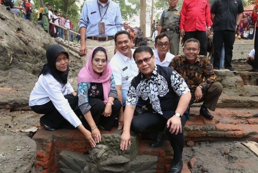 Wakil Ketua MPR RI Ahmad Basarah mengunjungi temuan situs bersejarah di Jombang, Rabu (25/9).