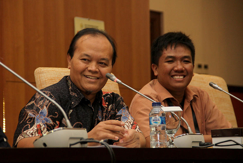  Wakil Ketua MPR RI, DR. H. M. Hidayat Nur Wahid, MA menerima audiensi perwakilan Lembaga Dakwah Kampus (LDK) se-Jakarta Selatan di Gedung GBHN, MPR RI, Selasa (5/5).  (foto : MgROL_39)