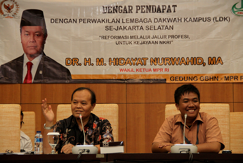  Wakil Ketua MPR RI, DR. H. M. Hidayat Nur Wahid, MA menerima audiensi perwakilan Lembaga Dakwah Kampus (LDK) se-Jakarta Selatan di Gedung GBHN, MPR RI, Selasa (5/5).  (foto : MgROL_39)