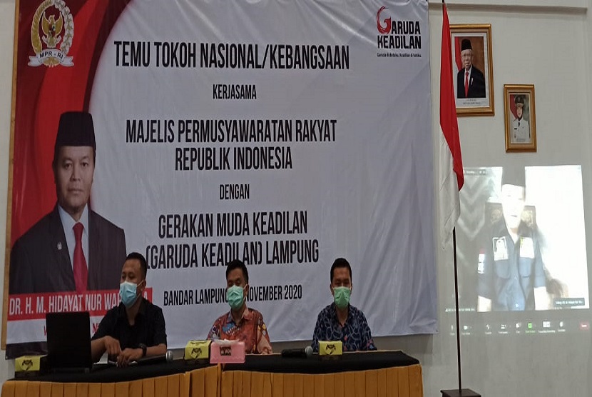 Wakil Ketua MPR RI Dr.H.M. Hidayat Nur Wahid MA, secara daring pada acara Temu Tokoh Nasional / Kebangsaan, kerjasama MPR dengan Garuda Keadilan Provinsi Lampung. HNW menyebut ideologi Pancasila sudah menghadapi tantangan berbagai zaman