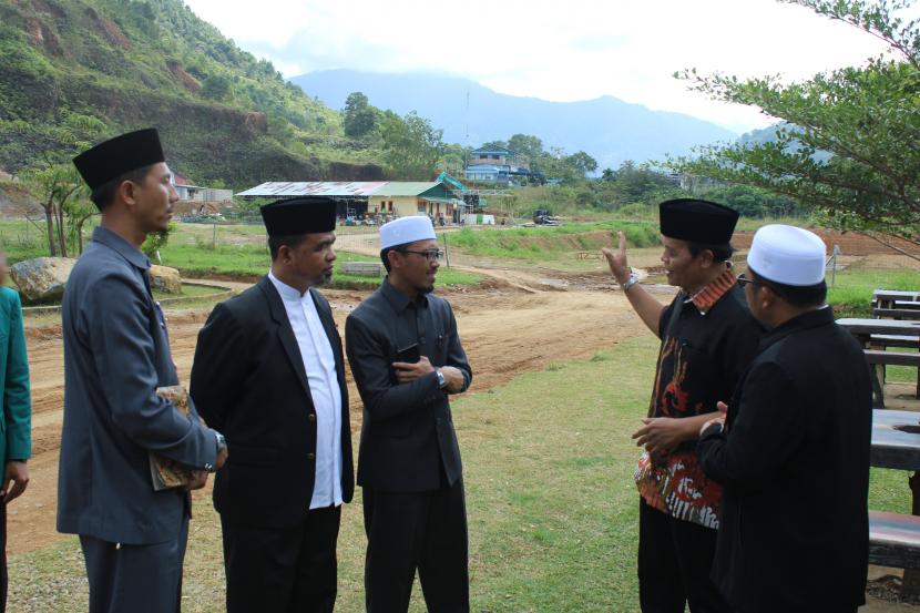 Wakil Ketua MPR RI  Dr  H  Muhammad Hidayat Nur Wahid Lc MA (kedua dari kanan) saat mengunjungi Kompleks SMP Putri Ar Risalah Padang,  beberapa hari lalu.