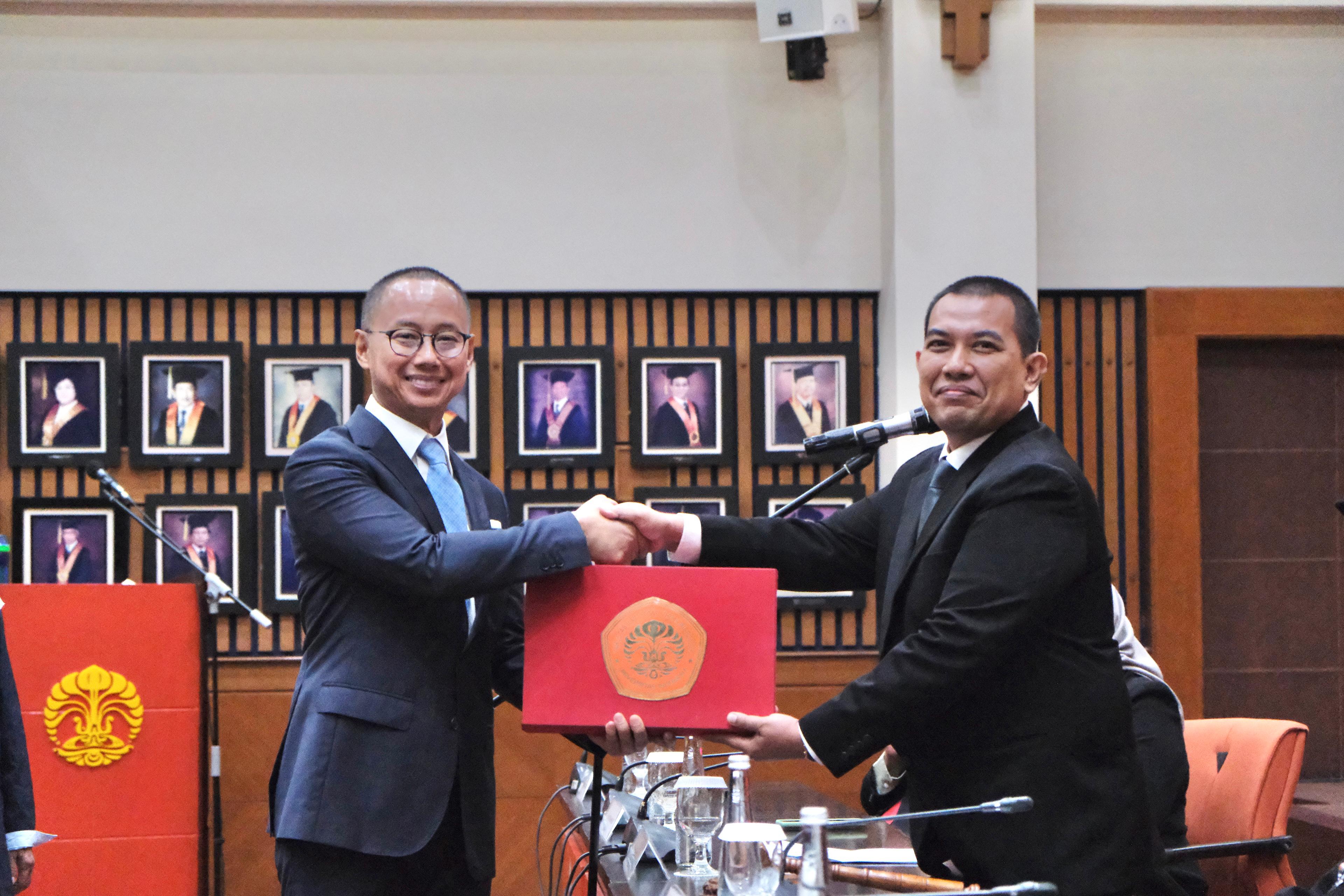 Wakil Ketua MPR RI, Eddy Soeparno, usai sidang doktoral di Universitas Indonesia.