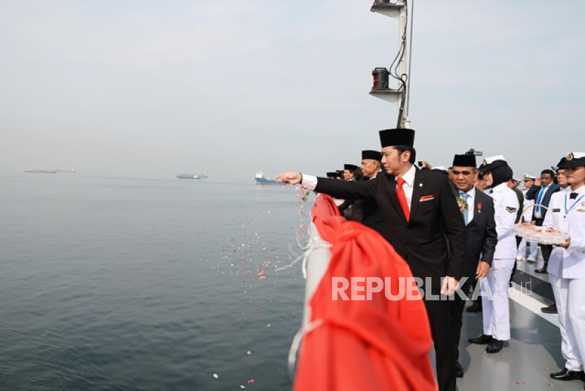 Wakil Ketua MPR RI, Edhie Baskoro Yudhoyono melakukan tabur bunga di atas KRI memperingati Hari Pahlawn