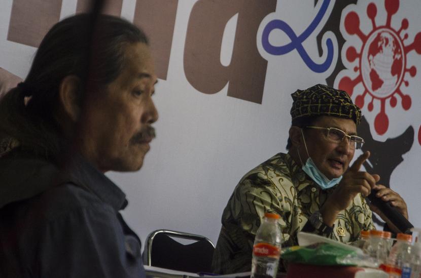 Tokoh Sunda Acil Bimbo (kiri).