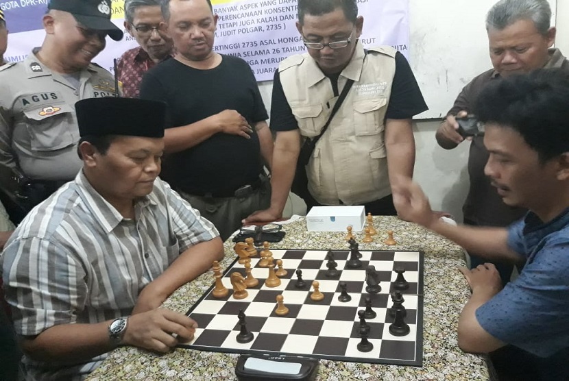 Wakil Ketua MPR RI, Hidayat Nur Wahid melawan M Nur juara pertama perseorangan turnamen Catur I yang diselenggarakan oleh FKPPI Jaksel