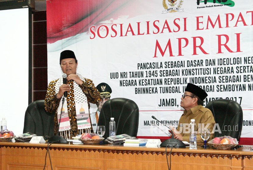 Wakil Ketua MPR RI Hidayat Nur Wahid memberikan pemaparan dalam kegiatan sosialisasi Empat Pilar kebangsaan di Gedung Bappeda, Kota Jambi, Provinsi Jambi, Selasa (19/12).