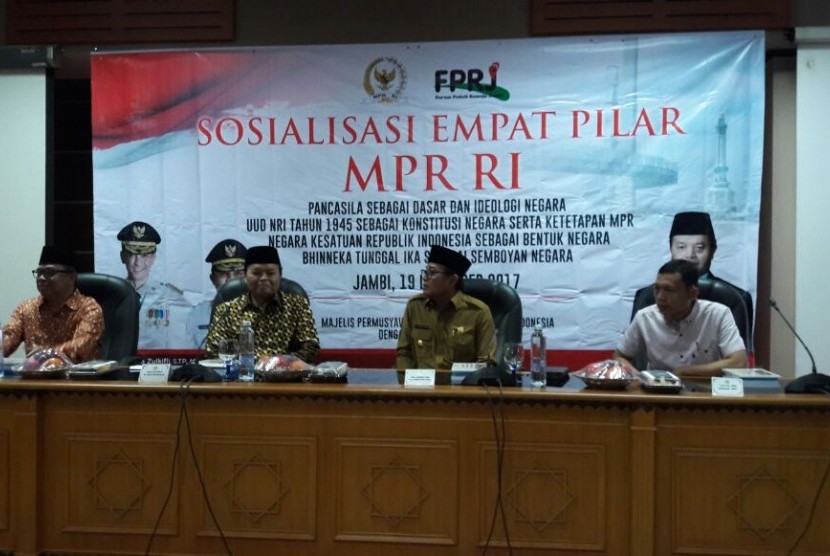 Wakil Ketua MPR RI Hidayat Nur Wahid memberikan sosialisasi empat pilar di Jambi. 