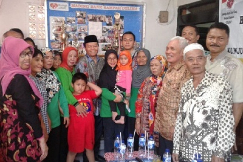 Wakil Ketua MPR RI, Hidayat Nur Wahid, mendatangi Bank Sampah Delima di Desa Berdaya Pejaten Timur binaan Rumah Zakat.