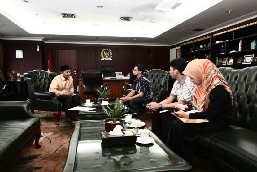 Wakil Ketua MPR RI, Hidayat Nur Wahid, menerima kunjungan silaturahim delegasi Al-Azhar Youth Leader Institute (AYLI) di Ruang Kerjanya, Gedung Nusantara III, Kompleks Gedung MPR/DPR/DPD, Senayan, Jakarta, Selasa (22/11).