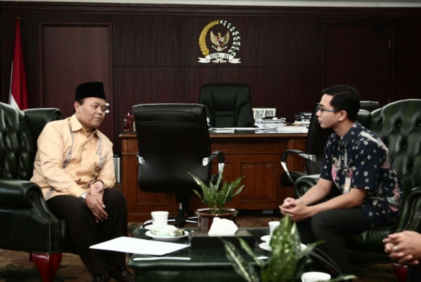 Wakil Ketua MPR RI, Hidayat Nur Wahid, menerima kunjungan silaturahim delegasi Al-Azhar Youth Leader Institute (AYLI) di Ruang Kerjanya, Gedung Nusantara III, Kompleks Gedung MPR/DPR/DPD, Senayan, Jakarta, Selasa (22/11).