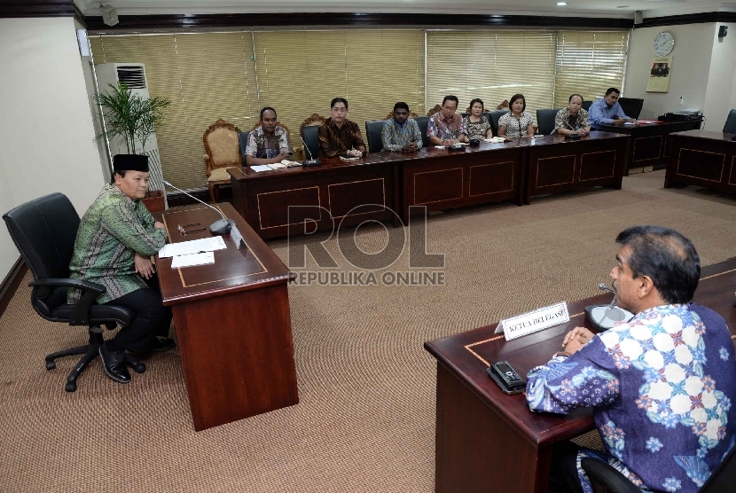 Wakil Ketua MPR RI Hidayat Nur Wahid menerima sejumlah pengurus Gema Sadhana di Komplek Parlemen, Senayan, Jakarta, Jumat (26/6).  (Republika/Yasin Habibi)