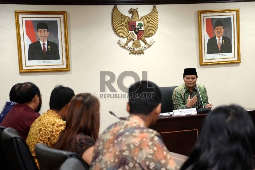 Wakil Ketua MPR RI Hidayat Nur Wahid menerima sejumlah pengurus Gema Sadhana di Komplek Parlemen, Senayan, Jakarta, Jumat (26/6).  (Republika/Yasin Habibi)