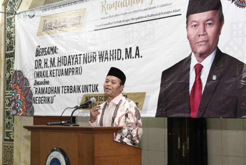 Wakil Ketua MPR RI, Hidayat Nur Wahid mengisi acara Tabligh Akbar, di Universitas Islam Negeri (UIN) Syarif Hidayatulah, Sabtu (3/6).