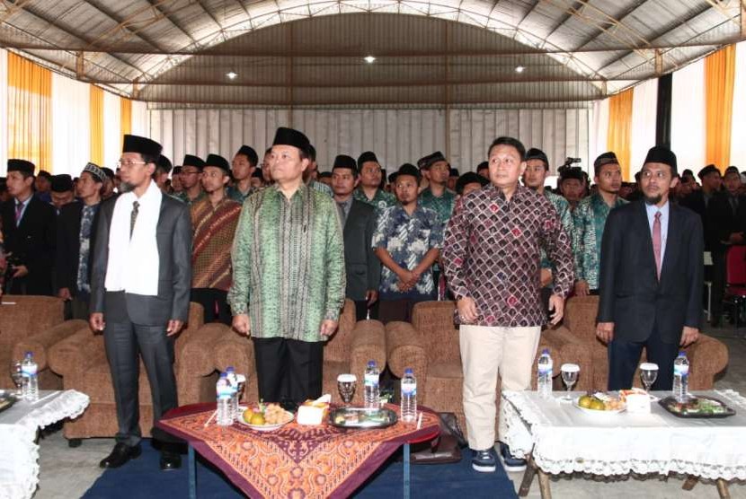 Wakil Ketua MPR RI Hidayat Nur Wahid mengunjungi  ponpes Daarul Ukhuwah  Desa Asri Katon, kecamatan Pakis, Kota Malang, Jawa Timur, Kamis  (5/10) untuk melakukan sosialisasi empat pilar.