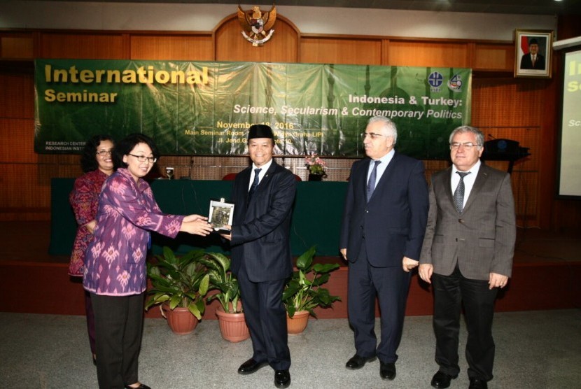 Wakil Ketua MPR RI, Hidayat Nur Wahid, menjadi pembicara di seminar internasional 'Indonesia and Turkey: Science, Secularism, and Contemporary Politics' di LIPI, Jakarta, Jumat (18/11).