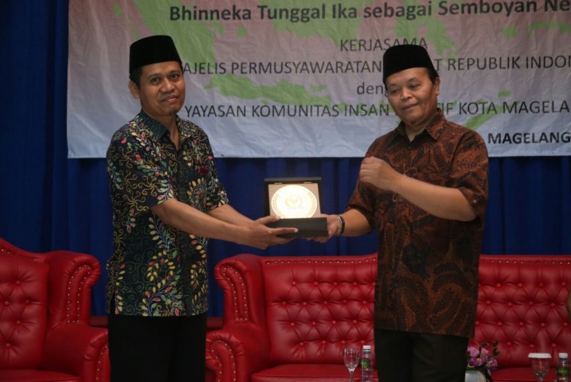 Wakil Ketua MPR RI, Hidayat Nur Wahid, saat menjadi narasumber acara sosialisasi Empat Pilar MPR RI yang diselenggarakan oleh MPR bekerja sama dengan pengurus Yayasan Komunitas Insan Kreatif (Komunika) di Syailendra Convention Hall, Hotel Borobudur Indah, Kota Magelang, Jawa Tengah, Sabtu (5/8).