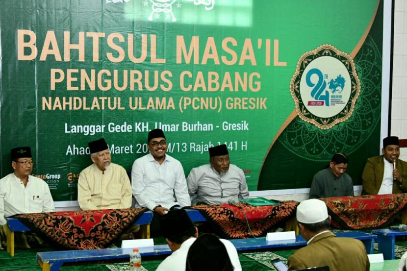 Wakil Ketua MPR RI Jazilul Fawaid  saat memberikan sambutan pada acara pembahasan masalah keseharian yang dilaksanakan Lembaga Bahtsul Masail PC. NU Kabupaten Gresik Jawa Timur. 