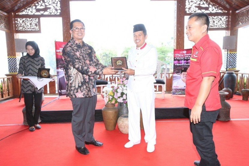 Wakil Ketua MPR RI Mahyudin (kedua kiri)