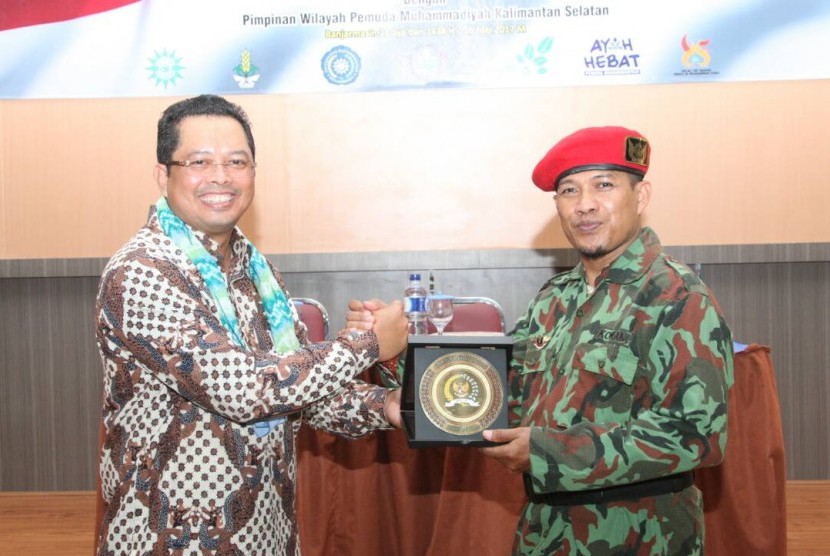 Wakil Ketua MPR RI Mahyudin (kiri)