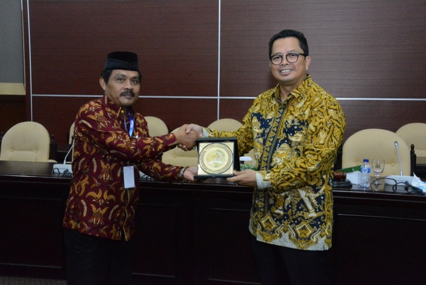 Wakil Ketua MPR RI Mahyudin (kiri).