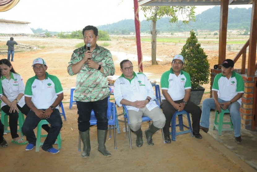 Wakil Ketua MPR RI, Mahyudin (tiga kiri), meninjau sentra pengolahan singkong menjadi tepung tapioka di desa Puput, Kecamatan Parit Tiga, Kabupaten Bangka Barat, Provinsi Kepulauan Bangka Belitung, Ahad (23/10).