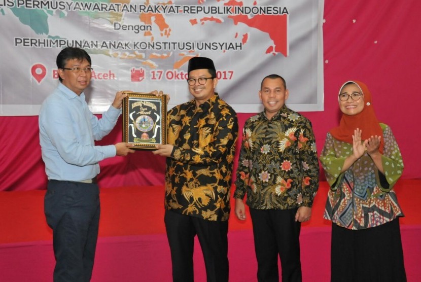 Wakil Ketua MPR RI Mahyudin membuka secara resmi acara Sosialisasi Empat Pilar MPR RI kerjasama MPR dengan Perhimpunan Anak Konstitusi Universitas Syah Kuala (PAKU), di aula gedung Unsyiah, Banda Aceh, Selasa (17/10). 