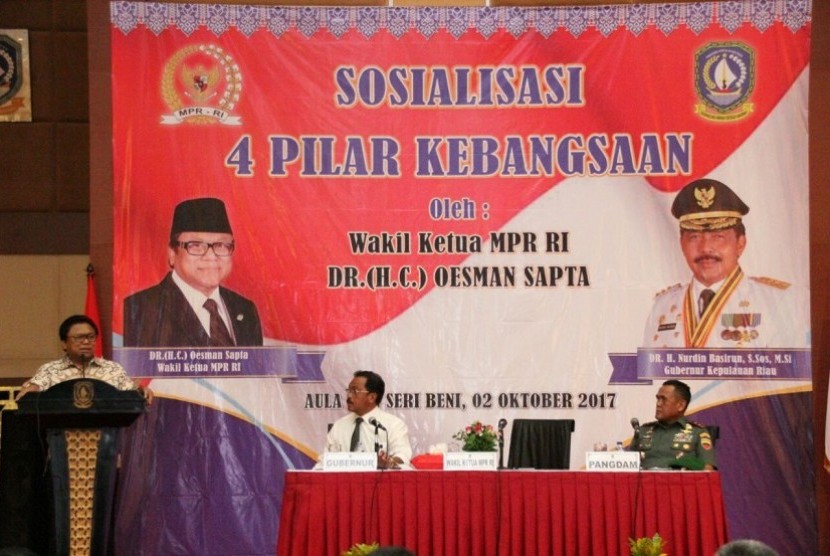 Wakil Ketua MPR RI Oesman Sapta (kiri)