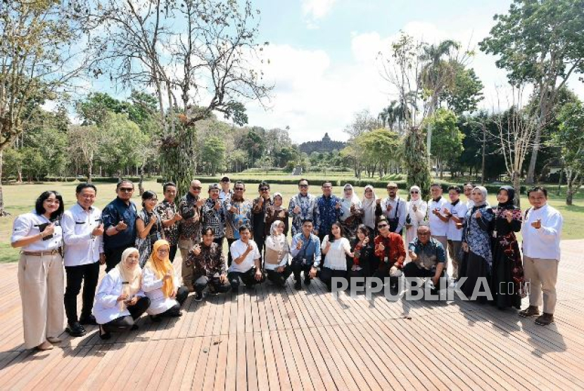  Wakil Ketua MPR RI sekaligus Ketua Fraksi Partai Demokrat DPR RI, Edhie Baskoro Yudhoyono dalam Forum Diskusi Kebangsaan bertajuk “Borobudur Culturepreneur: Penguatan Ekonomi Kreatif Berbasis Budaya dan Sejarah” yang digelar di kawasan Candi Borobudur, Magelang, Jawa Tengah.