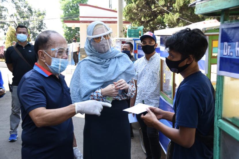Wakil Ketua MPR RI Sjarifuddin Hasan memberikan bantuan modal usaha kepada pelaku Usaha Mikro Kecil dan Menengah (UMKM). Bantuan modal usaha ini sebagai bentuk kepedulian terhadap pelaku UMKM yang mengalami kesulitan di tengah pandemi Covid-19.