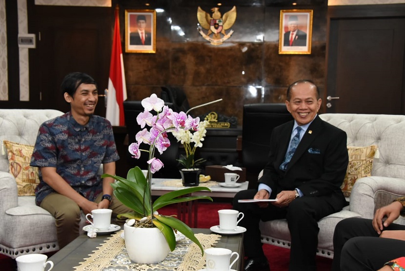 Wakil Ketua MPR RI Syarief Hasan menyambut baik keinginan Pengurus Pusat (PP) Kesatuan Aksi Mahasiswa Muslim Indonesia (KAMMI) yang ingin berkontribusi dalam menyebarluaskan wawasan kebangsaan di kalangan mahasiswa.