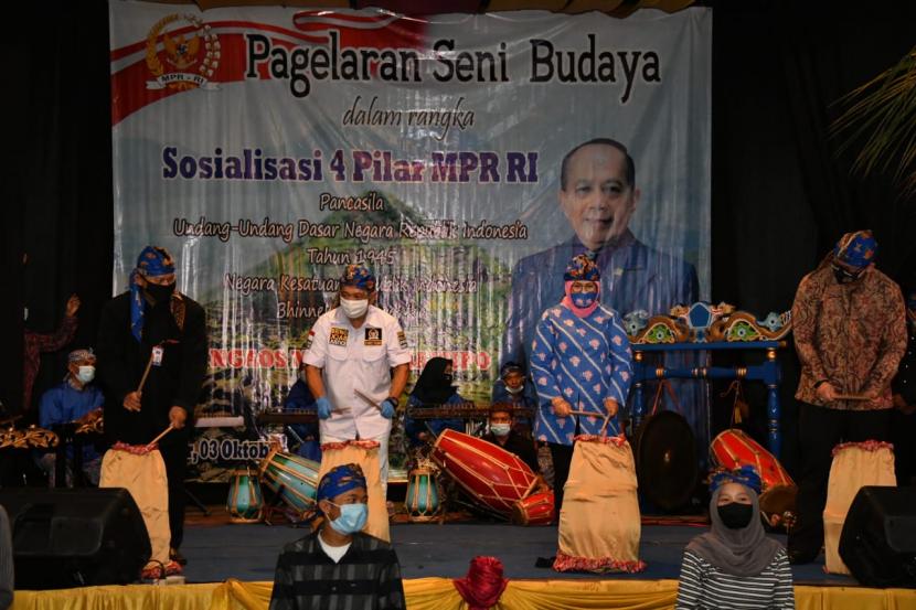 Wakil Ketua MPR Sjarifuddin Hasan saat membuka acara secara resmi Pegelaran Seni Budaya (PSB) dalam rangka Sosialisasi Empat Pilar MPR  melalui penampilan tradisi Cianjuran 