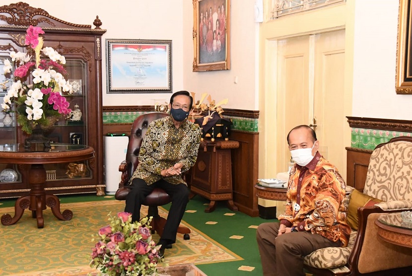 Wakil Ketua MPR Syarief Hasan memuji langkah Gubernur Yogyakarta, Sultan Hamengkubuwono X, dalam menangani pandemic Covid-19 di daerahnya. Ungkapan demikian disampaikan setelah politisi dari Partai Demokrat itu bertemu dengan Sultan di Kepatihan, Kota Yogyakarta, Yogyakarta, 27 Oktober 2020. 