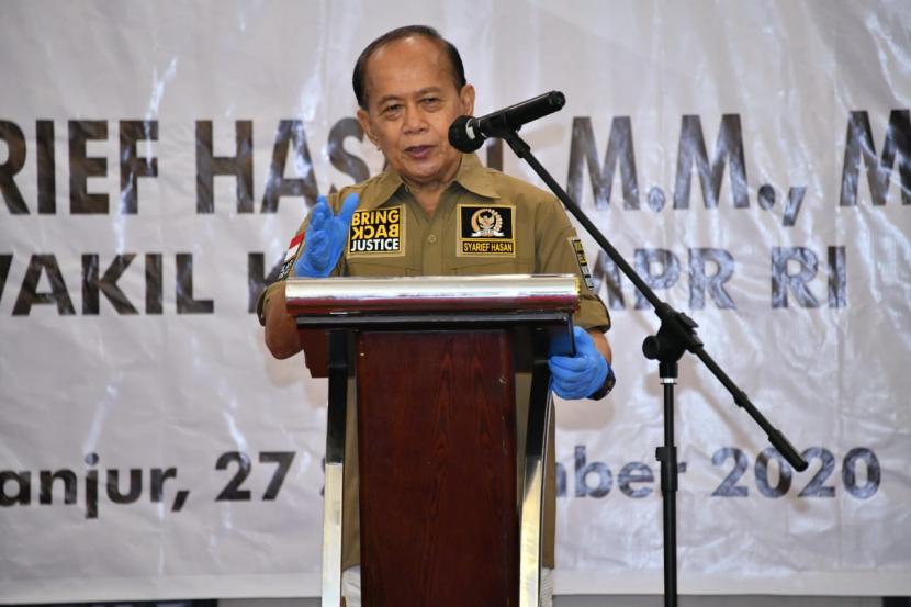 Wakil Ketua MPR Syarief Hasan saat membuka ‘Seminar Nasional Kebangsaan MPR’ yang berlangsung di Kabupaten Cianjur, Jawa Barat, Ahad (27/9). 