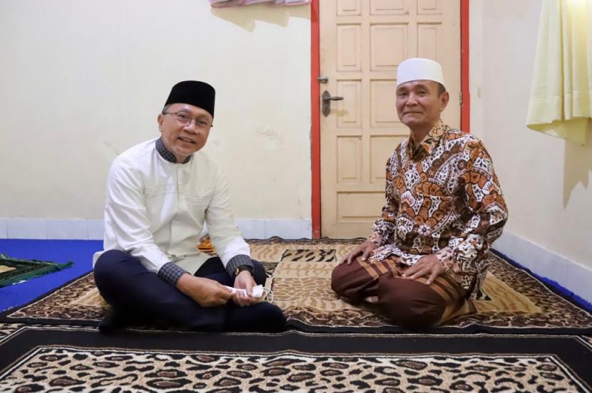 Wakil Ketua MPR Zulkifli Hasan bersama pengasuh Pondok Pesantren Cadangpinggan Indramayu KH Abdul Syakur Yasin.