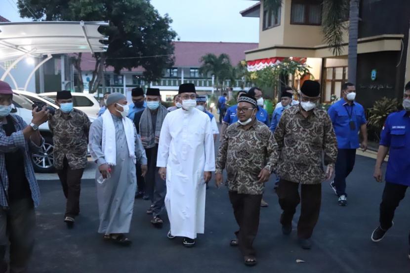 Wakil Ketua MPR Zulkifli Hasan, saat silaturahim ke Ponpes Husnul Khotimah, Kuningan, Senin (13/9)..