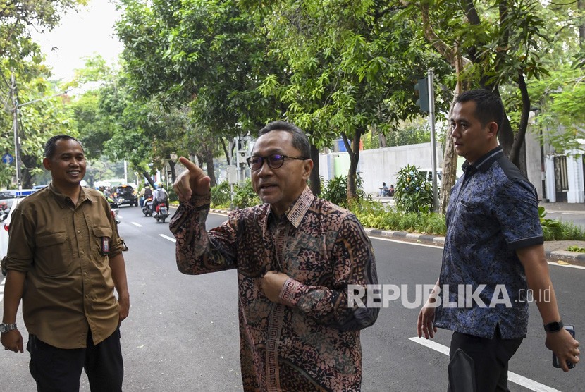Wakil Ketua MPR Zulkifli Hasan (tengah) melambaikan tangan kearah wartawan saat tiba di kediaman Presiden ke-5 RI Megawati, di Jakarta, Kamis (10/10/2019). 