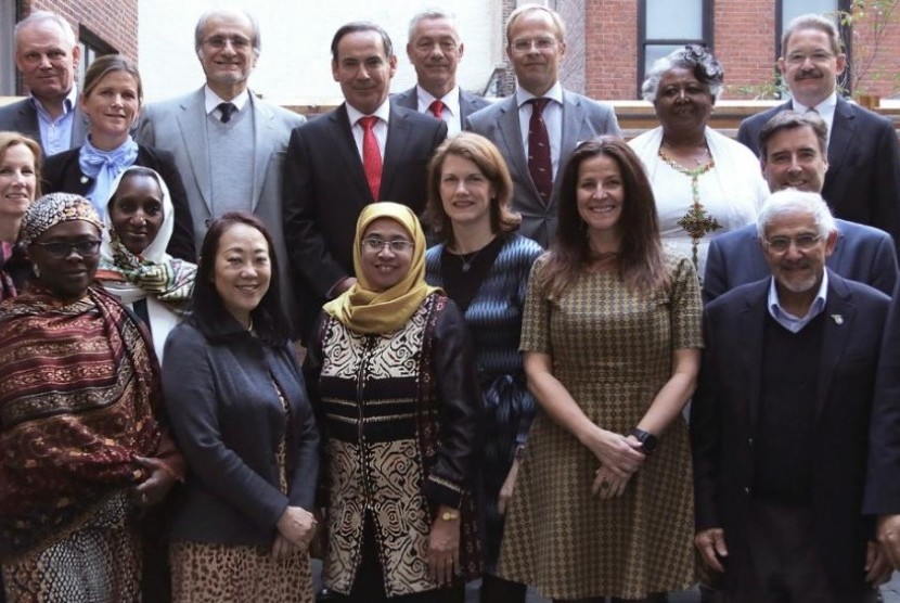  Wakil Ketua Muhammadiyah Disaster Management Centre (MDMC) PP Muhammadiyah, Rahmawati Husein (hijab kuning tengah), di Sidang Dewan Pengarah Badan Perserikatan Bangsa-Bangsa untuk Dana Tanggap Darurat Global (AG UNCERF) di Dublin.