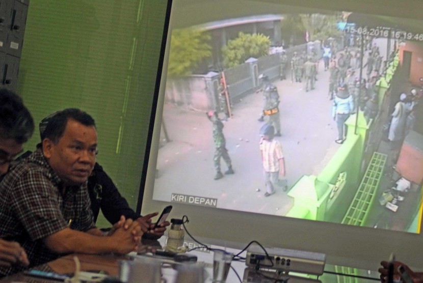 Wakil Ketua MUI Kota Medan Abdul Hakim Siagian memperlihatkan video CCTV tindakan kekerasan oknum TNI AU, di Medan, Sumatra Utara, Selasa (16/8).