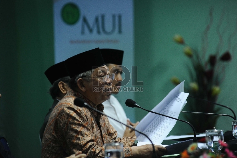 Wakil Ketua MUI Ma'aruf Amin berbicara saat konfrensi pers fatwa MUI selama tahun 2014 di Jakarta, Selasa (3/3). MUI mencetuskan empat fatwa, diantaranya penyamakan kulit hewan dan pemanfaatannya juga hubungan lesbian, gay, sodomi, pencabulan.