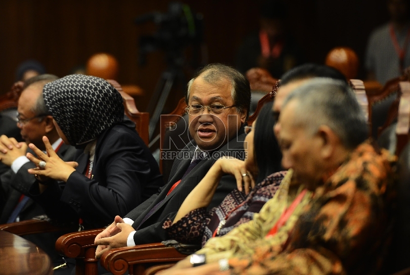 Wakil Ketua Otoritas Jasa Keuangan Rahmat Waluyanto (kedua kiri) menghadiri sidang putusan atas gugatan UU Otoritas Jasa Keuangan (OJK) di Mahkamah Konstitusi, Jakarta, Selasa (4/8).    (Republika/Raisan Al Farisi)