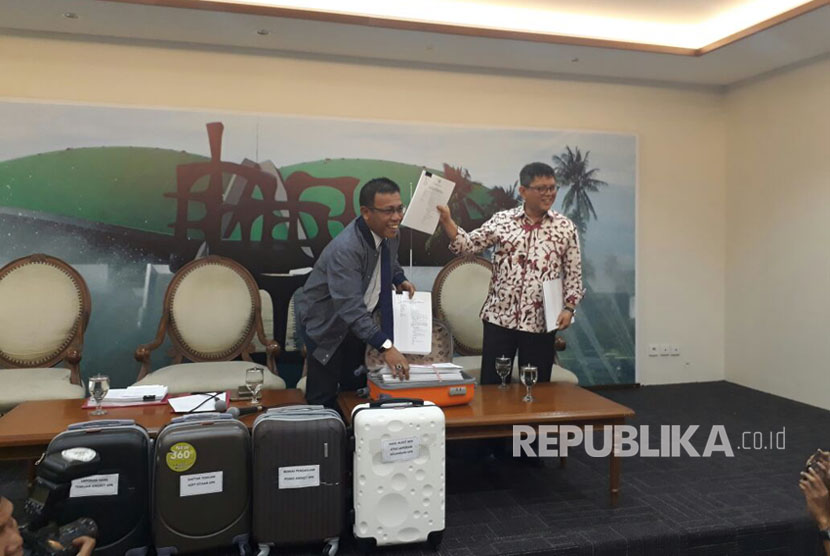 Wakil Ketua Panitia Khusus Angket DPR terhadap Komisi Pemberantasan Korupsi dari Fraksi Partai Nasdem Taufiqulhadi dan dari PDIP Masinton Pasaribu menunjukkan hasil temuan-temuan penyelidikan Pansus Angket  di Media Center DPR, Kompleks Parlemen, Senayan, Jakarta, pada Senin (18/9). 