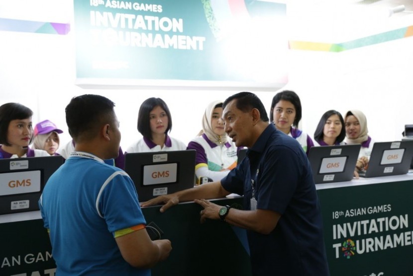 Wakil Ketua Panitia Pelaksana Asian Games 2018 (INASGOC), Sjafrie Sjamsoeddin meninjau kerja Arrival & Departure Departement INASGOC ketika menyambut kontingen awal yang tiba di Bandara Soekarno Hatta, Tangerang, Selasa (6/2).