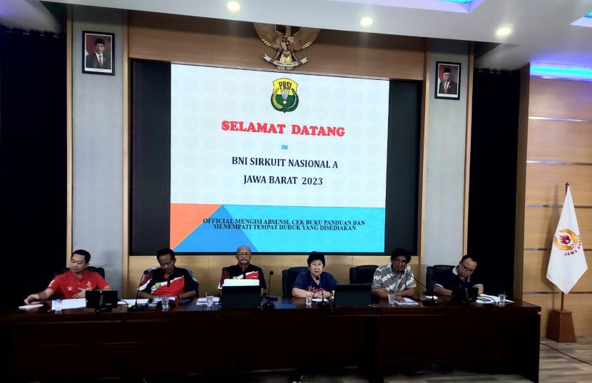 Wakil Ketua Panpel Herman Subarjah didampingi Kabid Turnamen dan Perwasitan PP PBSI Mimi Irawan saat manager mitting di gedung KONI Jabar, Jl Padjajaran, Ahad (5/2/2023).