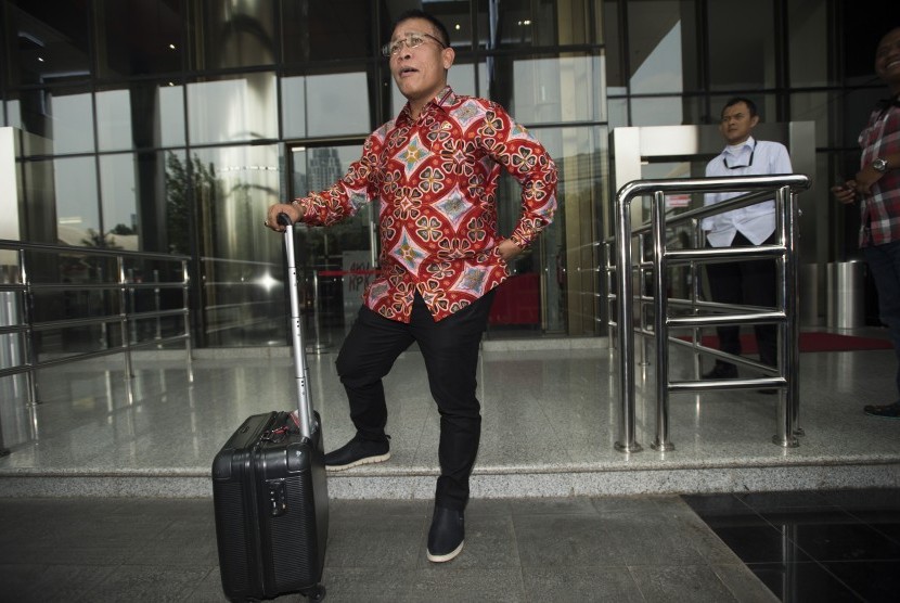 Wakil Ketua Pansus Hak Angket KPK Masinton Pasaribu membawa koper saat mendatangi KPK, Jakarta. (ilustrasi)