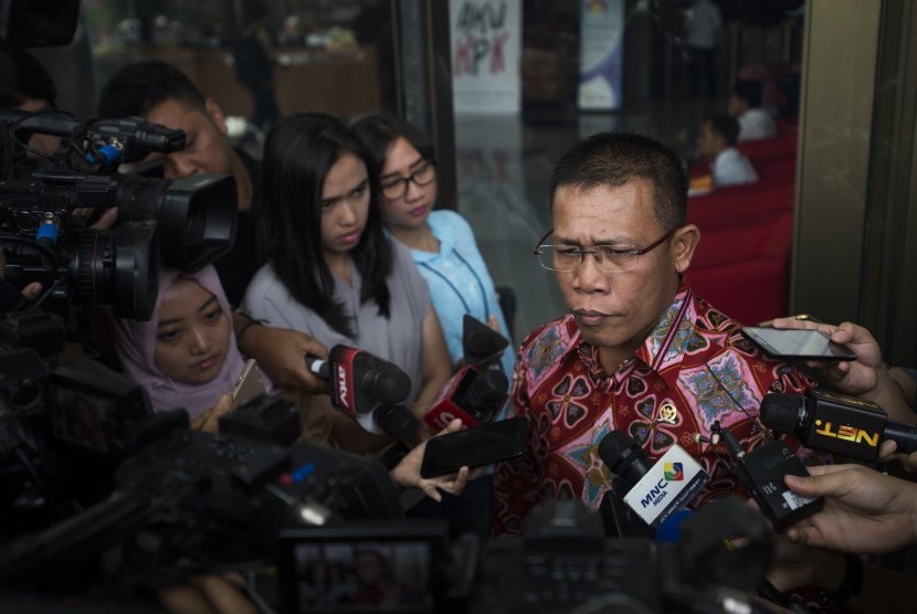 Wakil Ketua Pansus Hak Angket KPK Masinton Pasaribu menjawab pertanyaan wartawan ketika mendatangi KPK, Jakarta, Senin (4/9). 