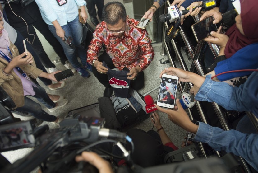 Wakil Ketua Pansus Hak Angket KPK Masinton Pasaribu menunjukkan koper yang ia bawa saat mendatangi KPK, Jakarta, Senin (4/9). 