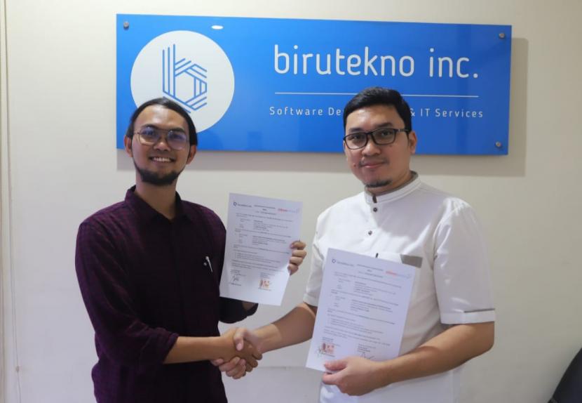 Wakil Ketua Stikom Bandung Hendra Permana (kanan) dan CEO and Founder Birutekno Jimmy Yogaswara (kiri) seusai menandatangani nota kesepahaman (MoU) tentang Proctoring of Artificial Intelligent di Bandung, belum lama ini.