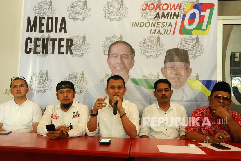 Wakil Ketua Tim Kampanye Nasional (TKN), Abdul Kadir Karding (tengah)